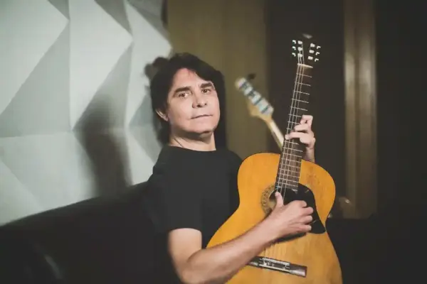 Cantor Lô Borges, segurando violão