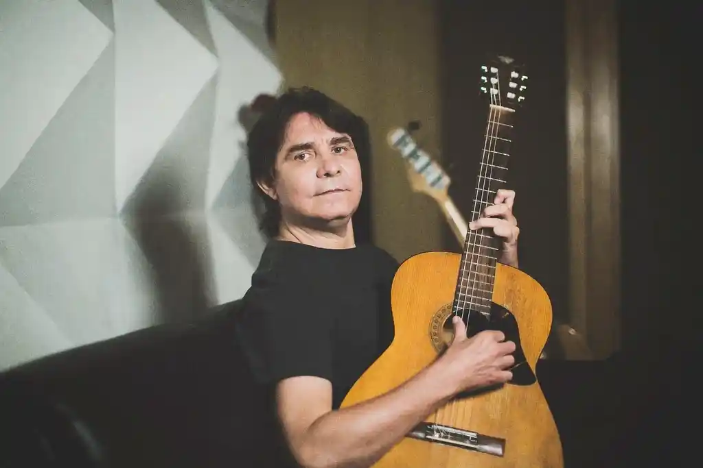 Cantor Lô Borges, segurando violão