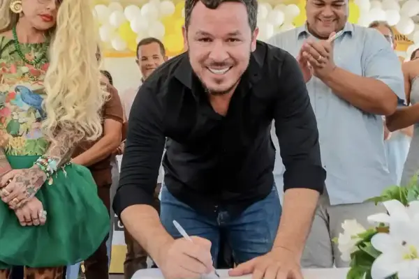 Machadinho, prefeito de Canindé durante assinatura da Ordem de Serviço para a reforma e ampliação de escola municipal no Povoado Curituba