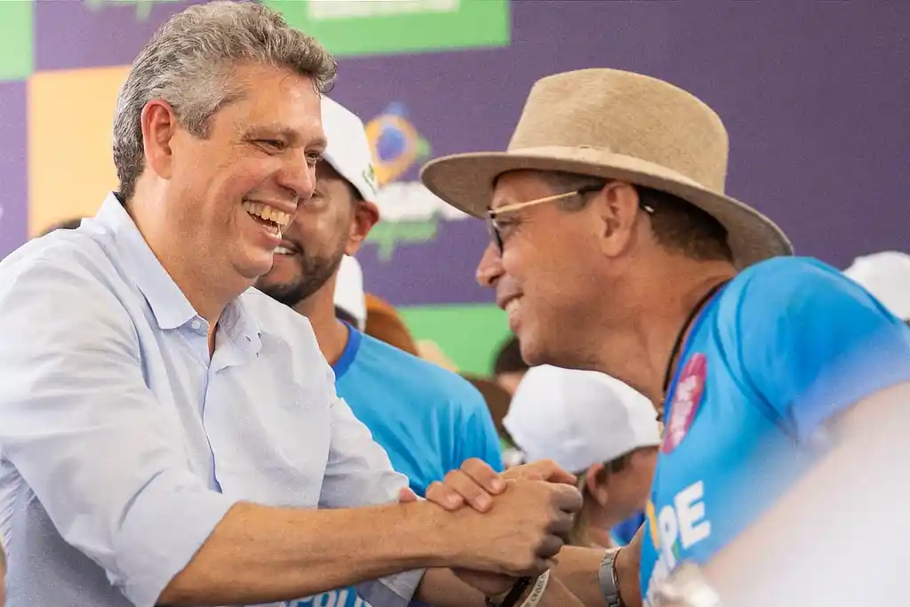 Márcio Macêdo e Fábio Mitidieri se comprimentam