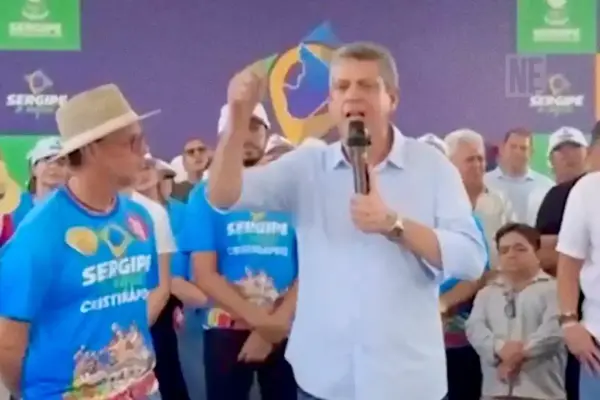 Governador Fábio Mitidieri observa calado enquanto o ex-ministro Márcio Macêdo discursa durante o ‘Sergipe é aqui’, em Cristinápolis