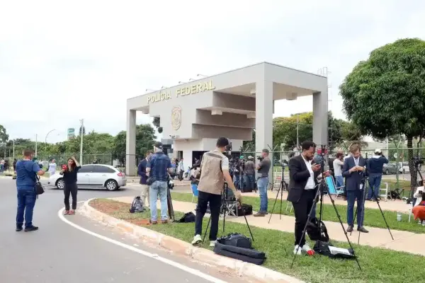 Movimentação na sede da Polícia Federal após a prisão do ex-presidente Jair Bolsonaro. Brasília (DF), 22/11/2025