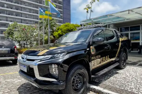 Viatura da PF estacionada na frente da sede em Aracaju