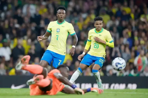 Jogadores Vini Jr e Estêvão em amistoso contra o Senegal