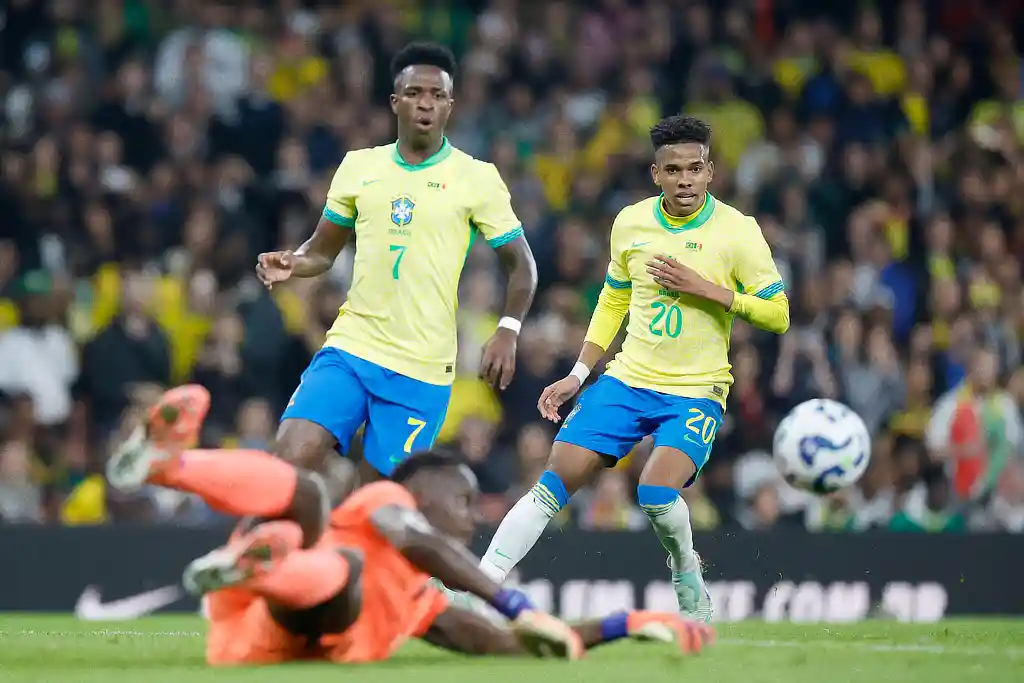 Jogadores Vini Jr e Estêvão em amistoso contra o Senegal