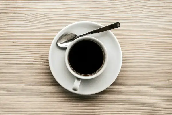 Xícara com café e uma colherzinha