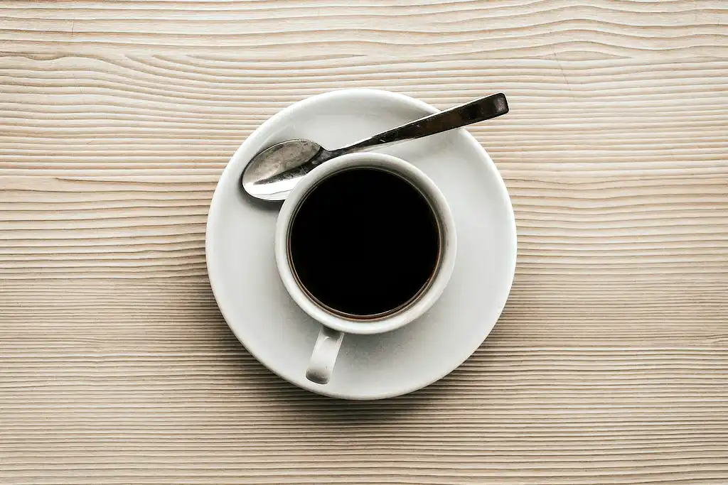 Xícara com café e uma colherzinha