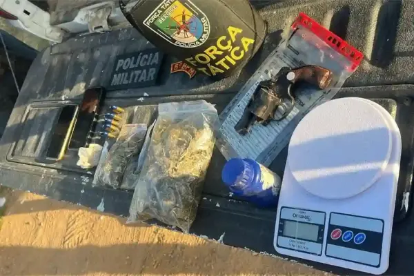 Drogas e arma apreendidas com suspeito de integrar uma facção criminosa que atua no estado da Bahia