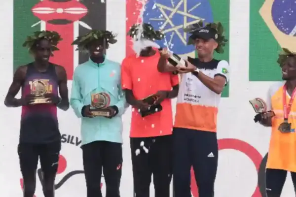 Atleta brasileiro Fábio Jesus Correia comemora terceiro lugar da categoria masculina da 100ª Corrida Internacional de São Silvestre