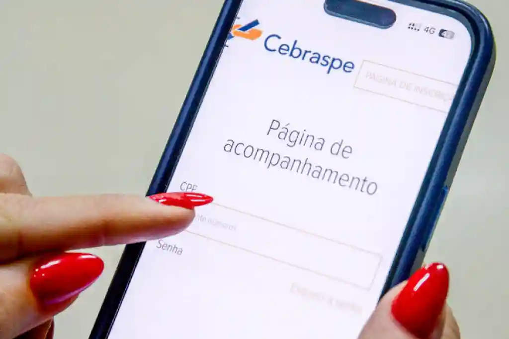 Mulher consultando no celular cadastro no site do Centro Brasileiro de Pesquisa em Avaliação e Seleção e de Promoção de Eventos (Cebraspe)