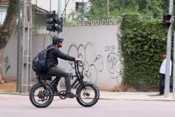 Ciclista guiando bicicleta elétrica