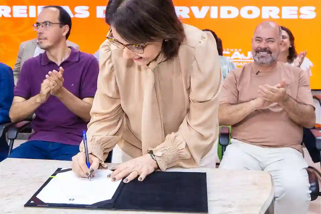 Prefeita Emília Corrêa sanciona leis que reestruturam carreiras dos servidores de Aracaju