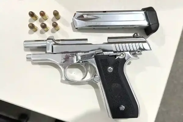 Polícia apreende arma após carro invadir loja em Aracaju