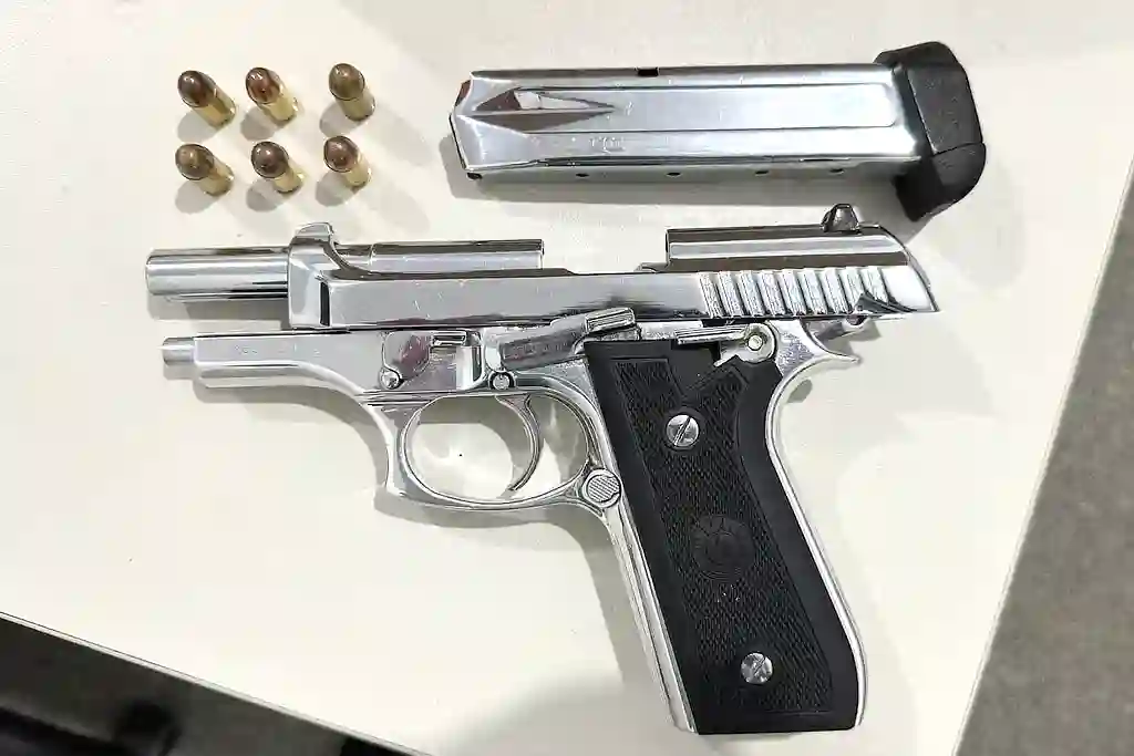 Polícia apreende arma após carro invadir loja em Aracaju