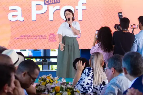 Prefeita Emília Corrêa durante encontro com a imprensa