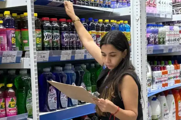 Agente do Procon Aracaju pesquisa preços de produtos em supermercados da capital