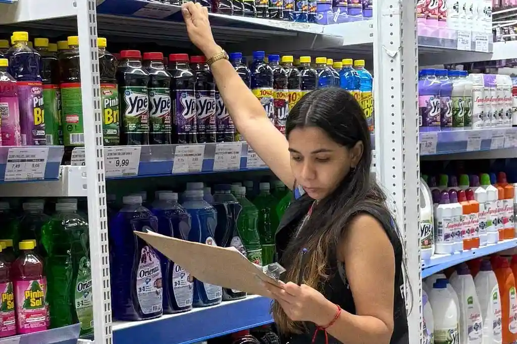 Agente do Procon Aracaju pesquisa preços de produtos em supermercados da capital