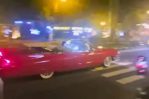 Roberto Carlos dirigindo Cadillac antes de acidente em Gramado