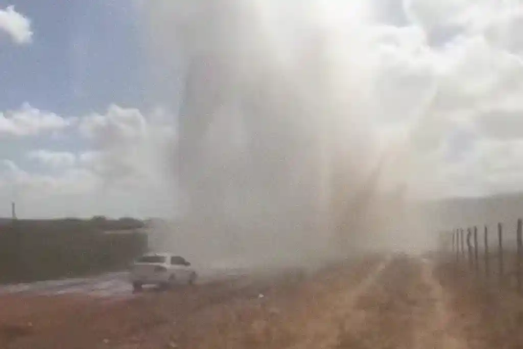 Rompimento de adutora deixa municípios sem água no sertão sergipano