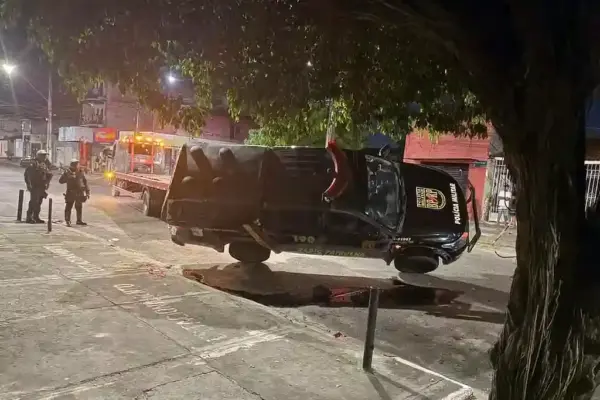 Viatura da polícia tomba durante perseguição em Aracaju