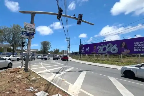 Avenida Tancredo Neves, no acesso à Avenida Beira-Mar (sentido praias), em Aracaju