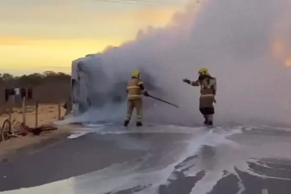 Carreta tomba e pega fogo em Sergipe