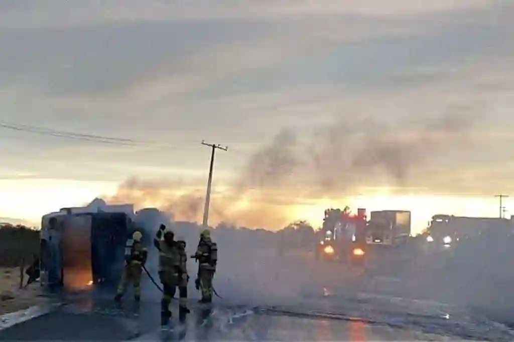 Carreta tomba e pega fogo em Sergipe