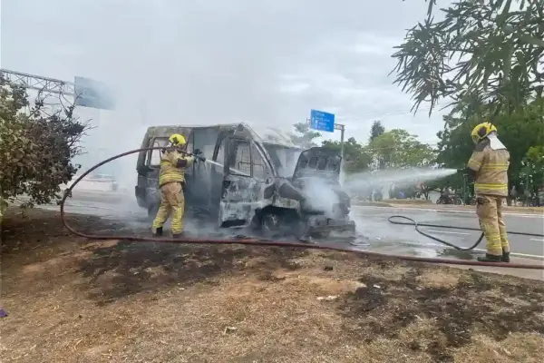 Van pega fogo na Avenida Tancredo Neves, em Aracaju; família escapa