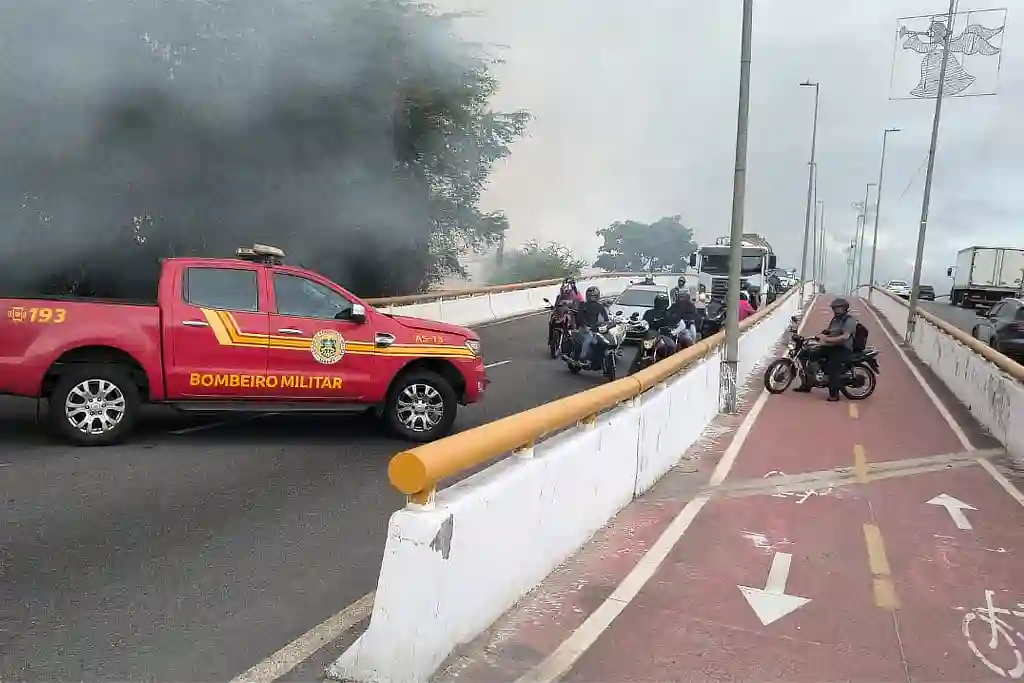 Van pega fogo na Avenida Tancredo Neves, em Aracaju; família escapa