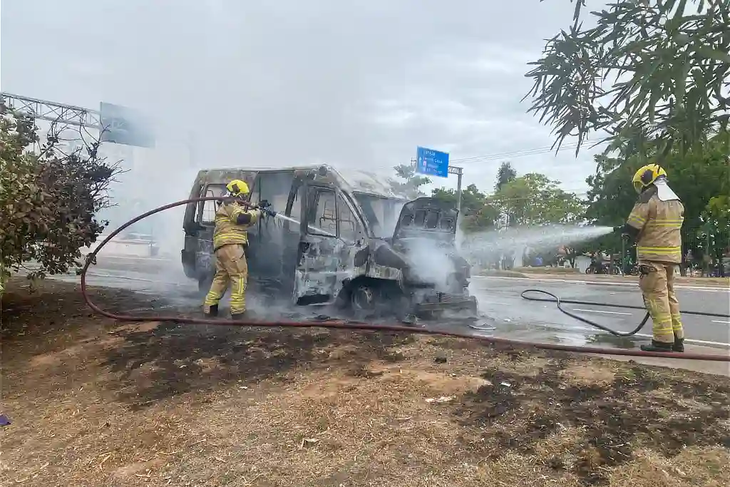 Van pega fogo na Avenida Tancredo Neves, em Aracaju; família escapa