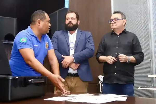 Secretário de Segurança Pública de Sergipe, João Eloy, acompanhado do diretor do Instituto de Identificação, Jenilson Gomes