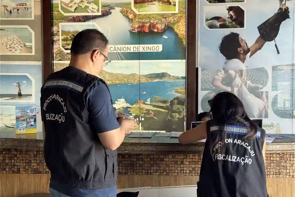 Agentes do Procon Aracaju realizando pesquisa de preços de pacotes turísticos