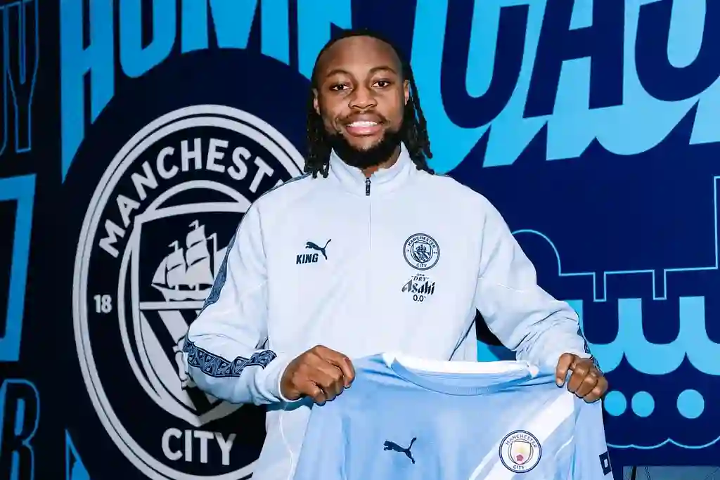 Antoine Semenyo veste a camisa número 42 no Manchester City