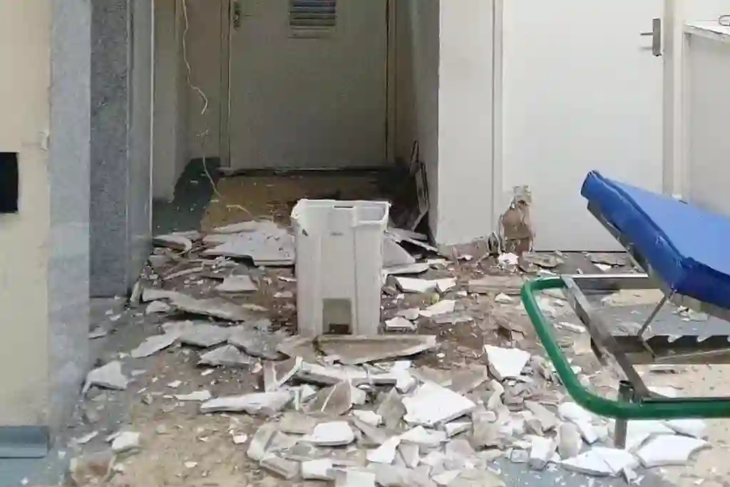 Teto de ala do Hospital Universitário desaba em Aracaju