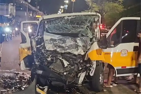Aracaju: menor dirigia veículo que bateu em van escolar
