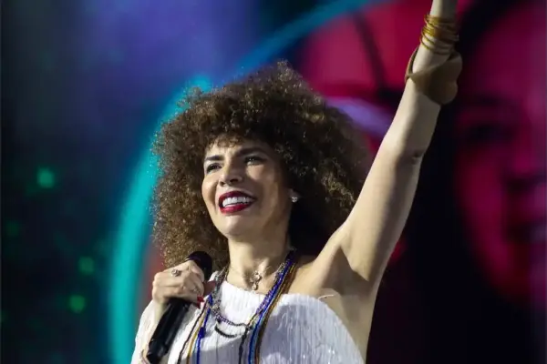 Cantora Vanessa da Mata