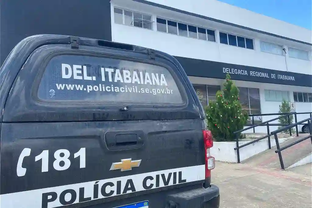 Viatura da Polícia Civil em frente da delegacia de Itabaiana