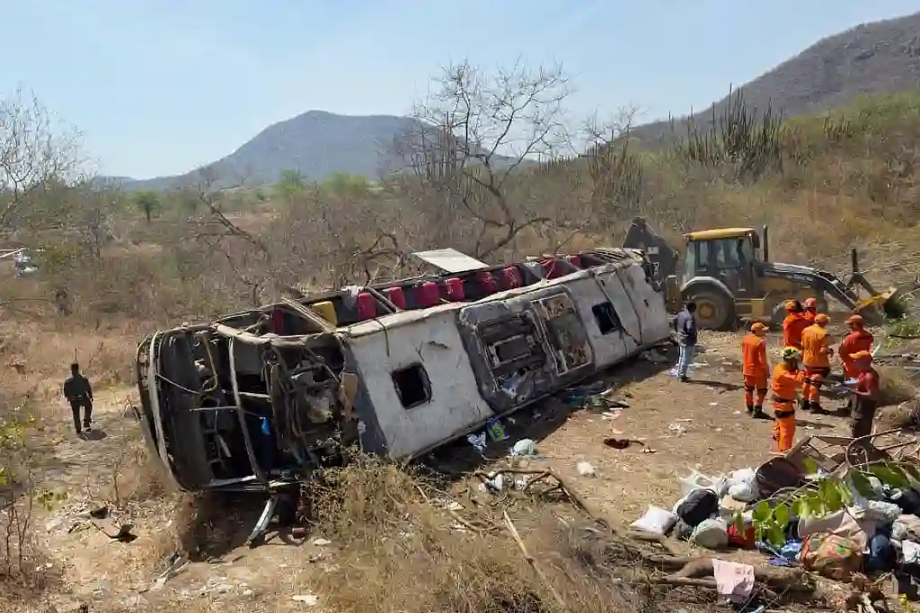 Ônibus de romeiros capota e deixa 15 mortos em Alagoas