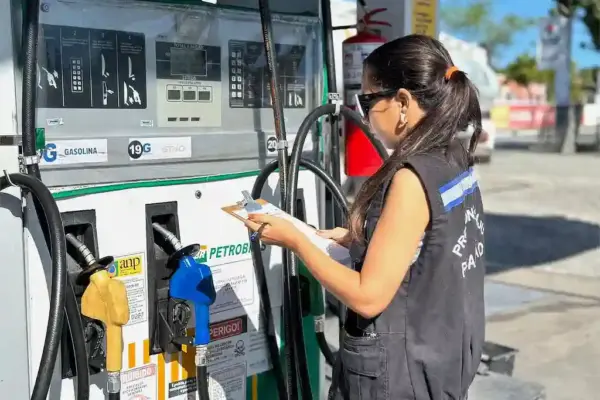 Agente do Procon fiscaliza preços dos combustíveis em Aracaju