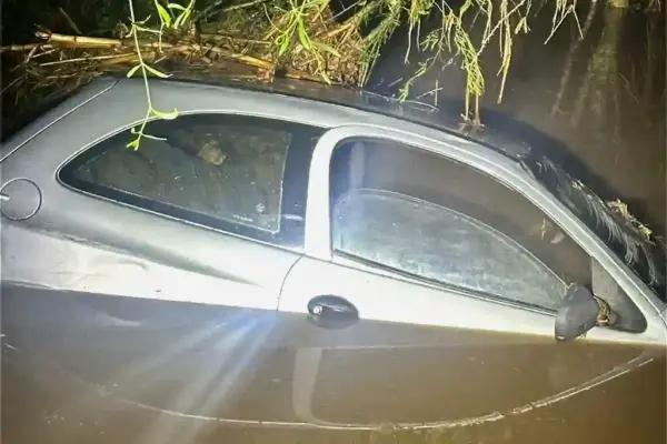 Bombeiros resgatam corpos de dois idosos após carro ser arrastado por enxurrada em Sergipe