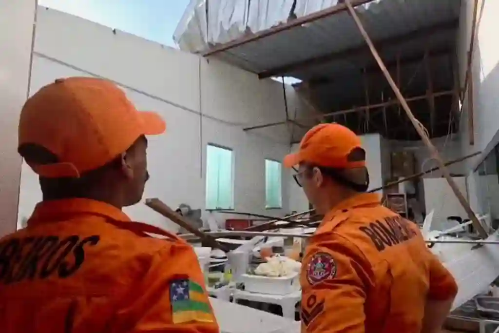 Chuvas em Sergipe: teto desaba em Itabaiana e feirantes fogem de alagamento em Lagarto