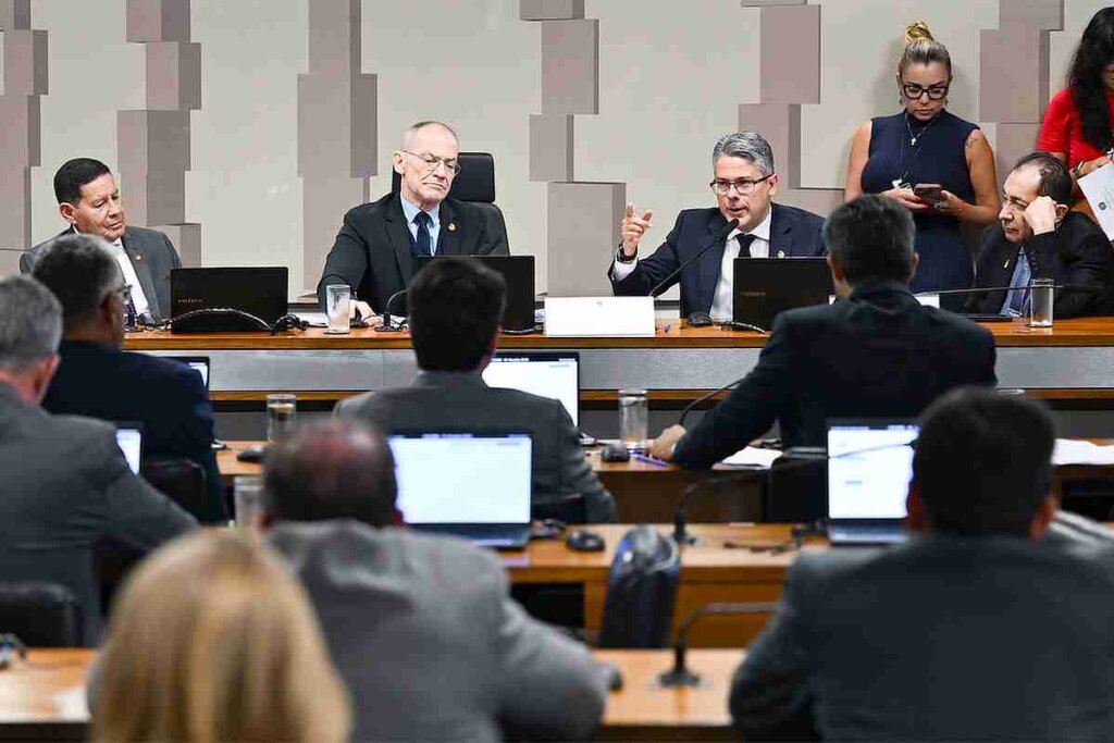 Senador Alessandro Vieira durante a CPI do Crime Organizado