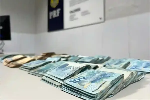 PRF apreende R$ 67 mil e prende foragido em Sergipe