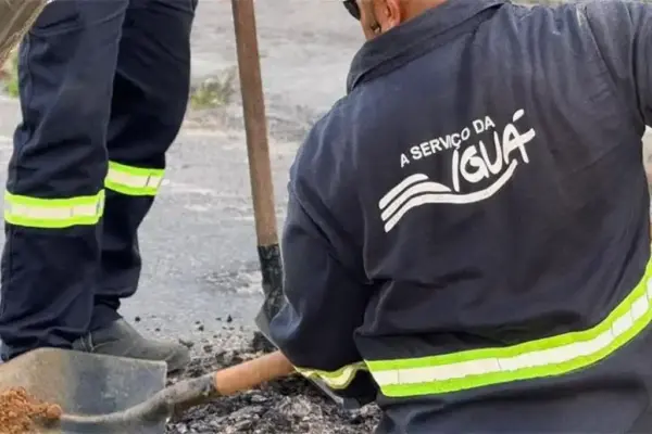 Trabalhador a serviço da Iguá Sergipe