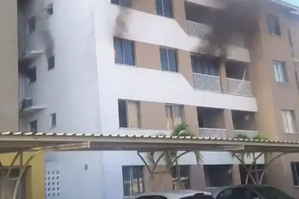 Incêndio atinge apartamento na Barra e deixa homem ferido