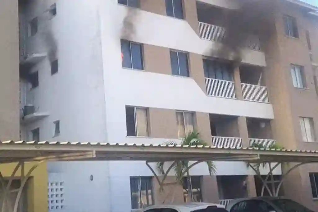 Incêndio atinge apartamento na Barra e deixa homem ferido
