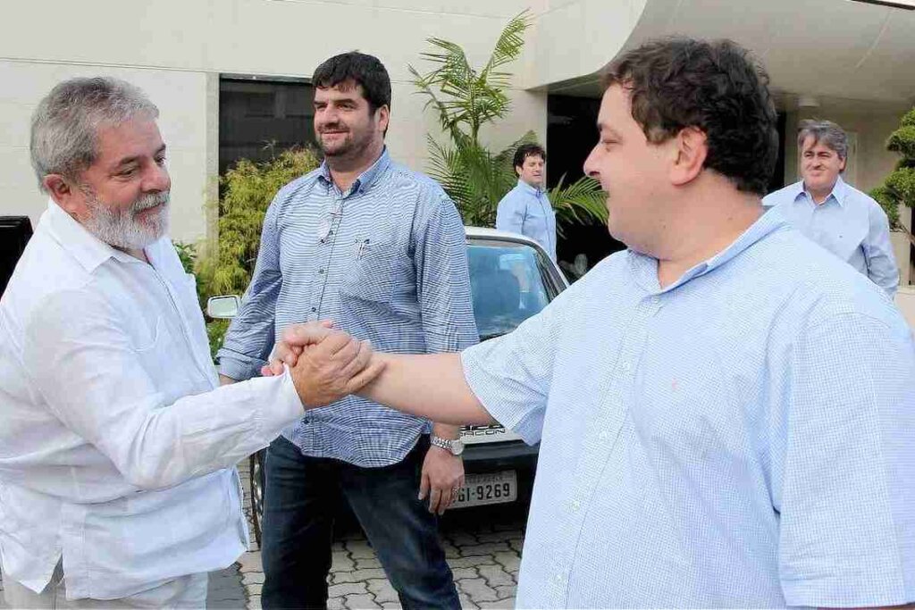 Presidente Lula cumprimenta seu filho Lulinha 