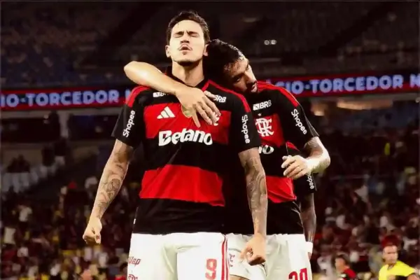 Jogador Pedro, do Flamengo, sendo abraçado após marcar gol