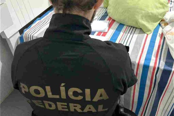 Polícia Federal durante operação Voto Livre, em que se investiga compra de votos em município do interior sergipano