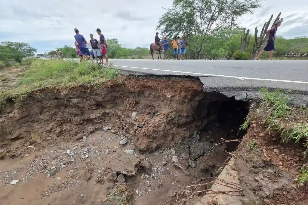 Chuvas interditam rodovia em Sergipe 1 Erosão interdita SE-290 entre Tobias Barreto e Poço Verde